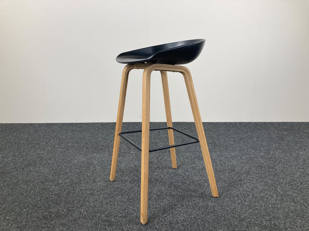 HAY About a Stool AAS32 Tabouret de bar design Hee Welling - plastique noir / bois de chêne quatre pieds – Image 3