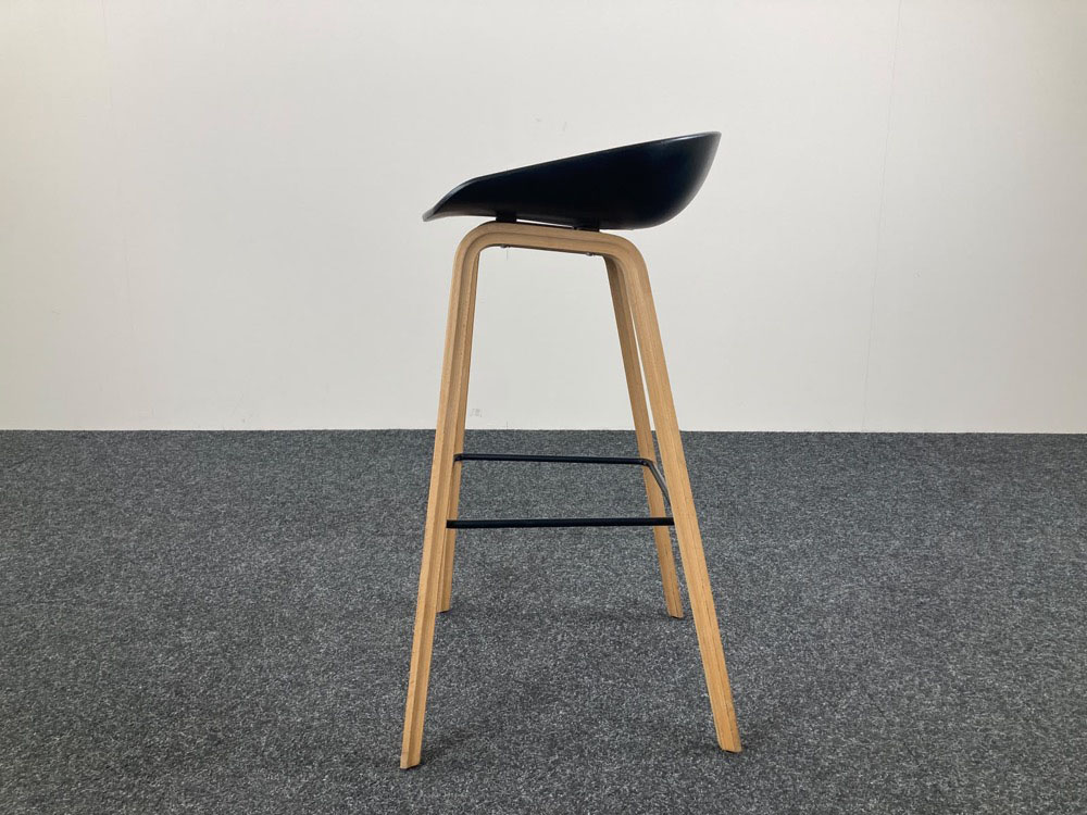 HAY About a Stool AAS32 Tabouret de bar design Hee Welling - plastique noir / bois de chêne quatre pieds – Image 4