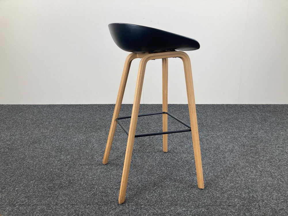 HAY About a Stool AAS32 Tabouret de bar design Hee Welling - plastique noir / bois de chêne quatre pieds – Image 9