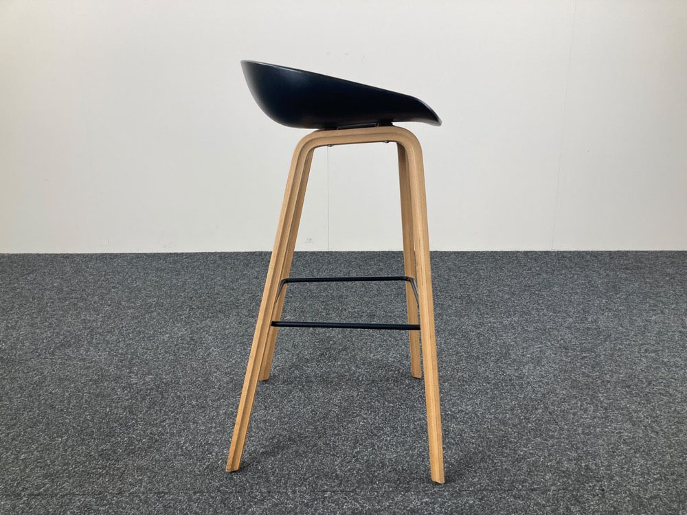 HAY About a Stool AAS32 Tabouret de bar design Hee Welling - plastique noir / bois de chêne quatre pieds – Image 10