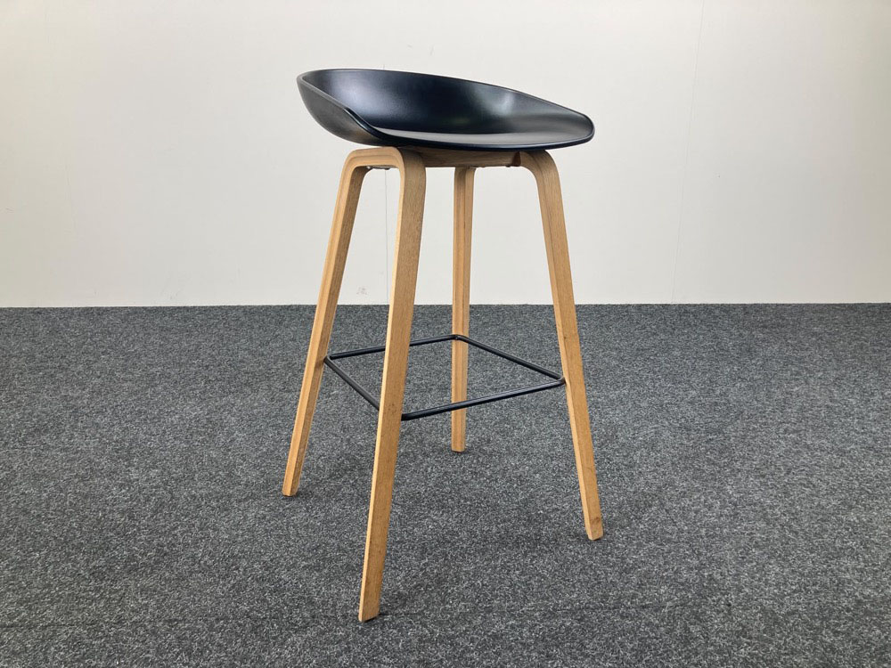 HAY About a Stool AAS32 Tabouret de bar design Hee Welling - plastique noir / bois de chêne quatre pieds – Image 12