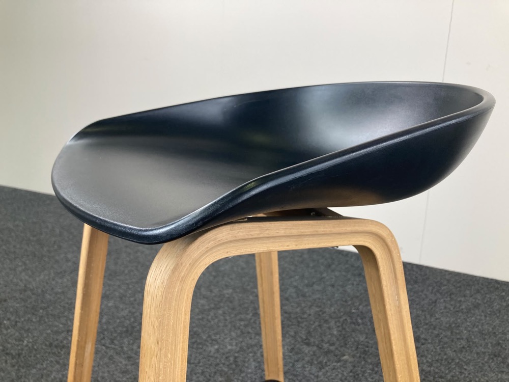 HAY About a Stool AAS32 Tabouret de bar design Hee Welling - plastique noir / bois de chêne quatre pieds – Image 23