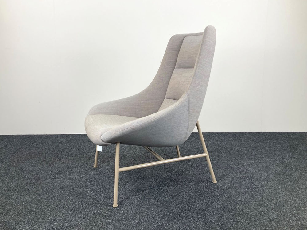 DEBERENN Zante Chaise lounge design David Fox - tissu gris clair / métal beige quatre pieds – Image 4