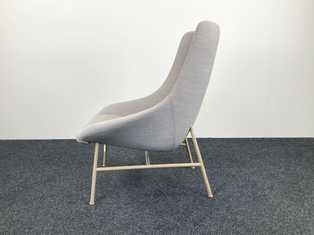 DEBERENN Zante Chaise lounge design David Fox - tissu gris clair / métal beige quatre pieds – Image 5