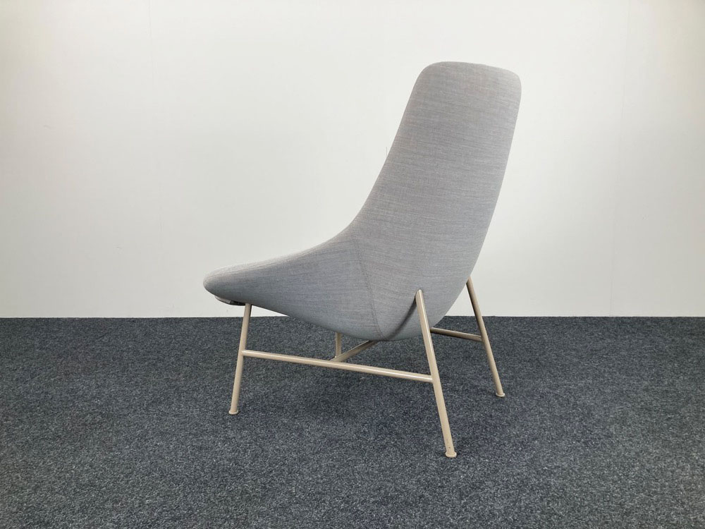 DEBERENN Zante Chaise lounge design David Fox - tissu gris clair / métal beige quatre pieds – Image 6