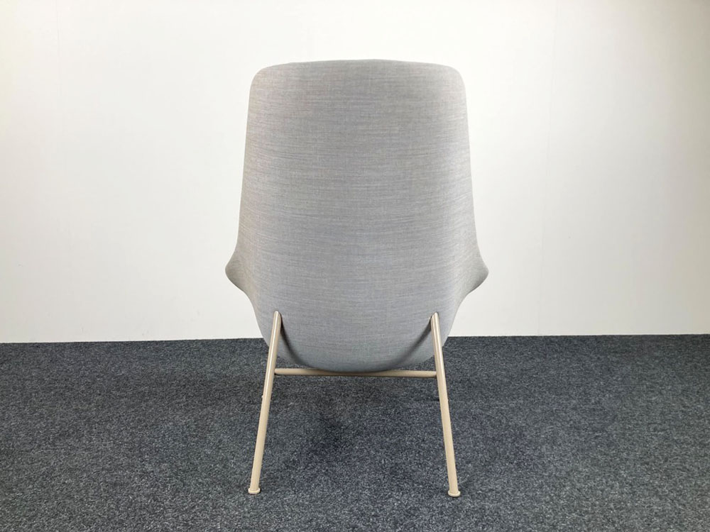 DEBERENN Zante Chaise lounge design David Fox - tissu gris clair / métal beige quatre pieds – Image 7