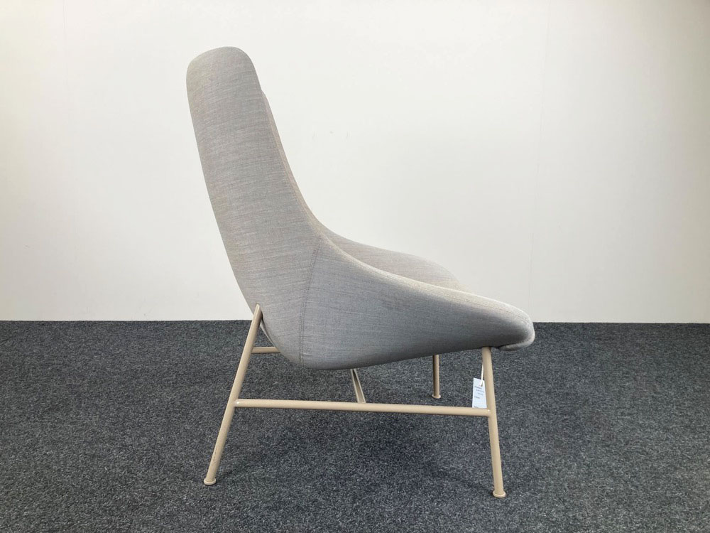 DEBERENN Zante Chaise lounge design David Fox - tissu gris clair / métal beige quatre pieds – Image 9