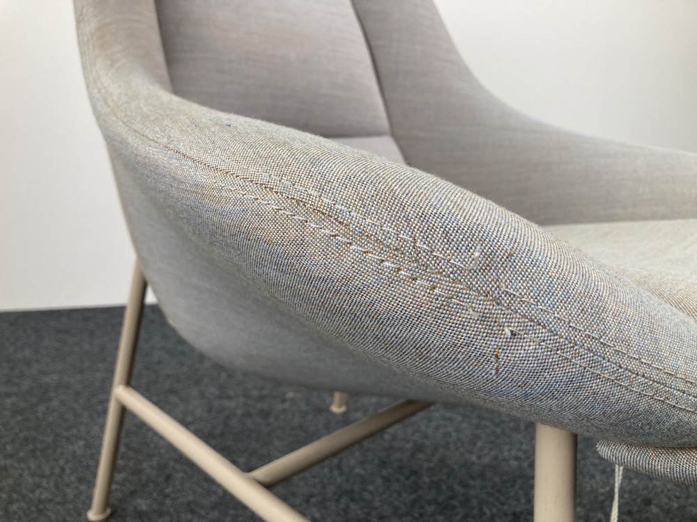 DEBERENN Zante Chaise lounge design David Fox - tissu gris clair / métal beige quatre pieds – Image 14