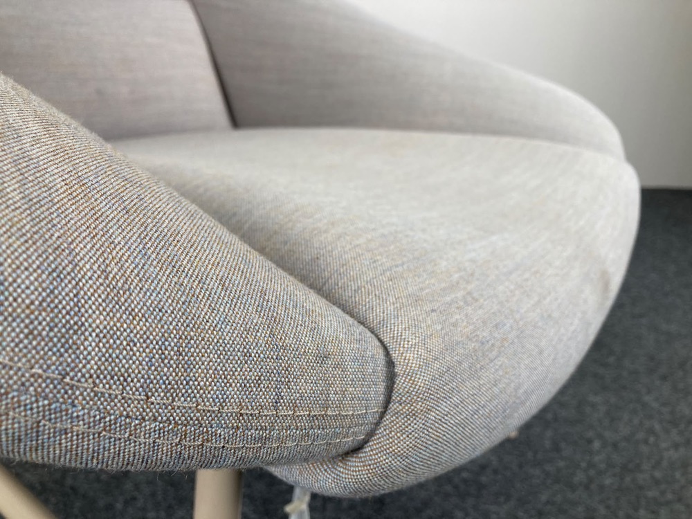 DEBERENN Zante Chaise lounge design David Fox - tissu gris clair / métal beige quatre pieds – Image 15