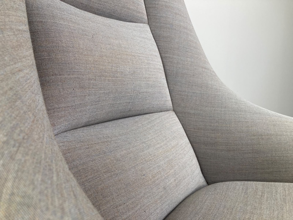 DEBERENN Zante Chaise lounge design David Fox - tissu gris clair / métal beige quatre pieds – Image 16