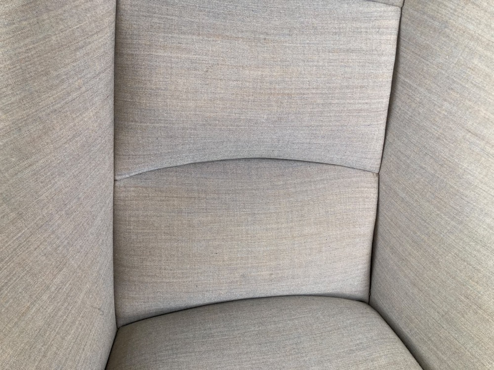 DEBERENN Zante Chaise lounge design David Fox - tissu gris clair / métal beige quatre pieds – Image 17