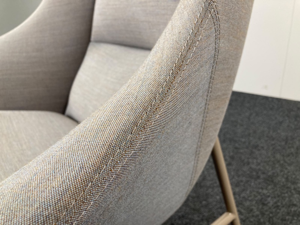 DEBERENN Zante Chaise lounge design David Fox - tissu gris clair / métal beige quatre pieds – Image 20