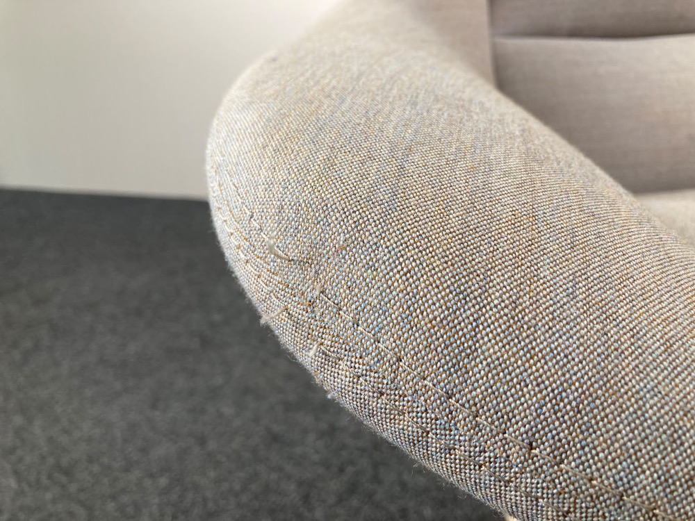 DEBERENN Zante Chaise lounge design David Fox - tissu gris clair / métal beige quatre pieds – Image 21
