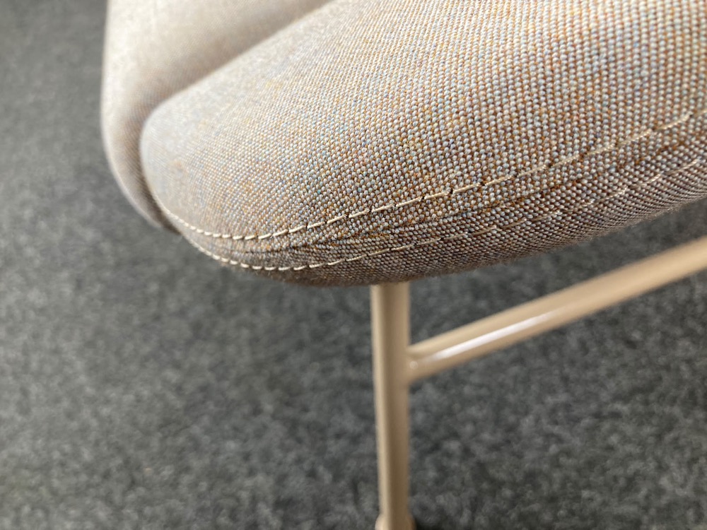 DEBERENN Zante Chaise lounge design David Fox - tissu gris clair / métal beige quatre pieds – Image 22