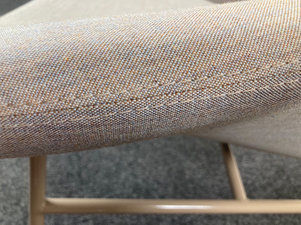 DEBERENN Zante Chaise lounge design David Fox - tissu gris clair / métal beige quatre pieds – Image 23