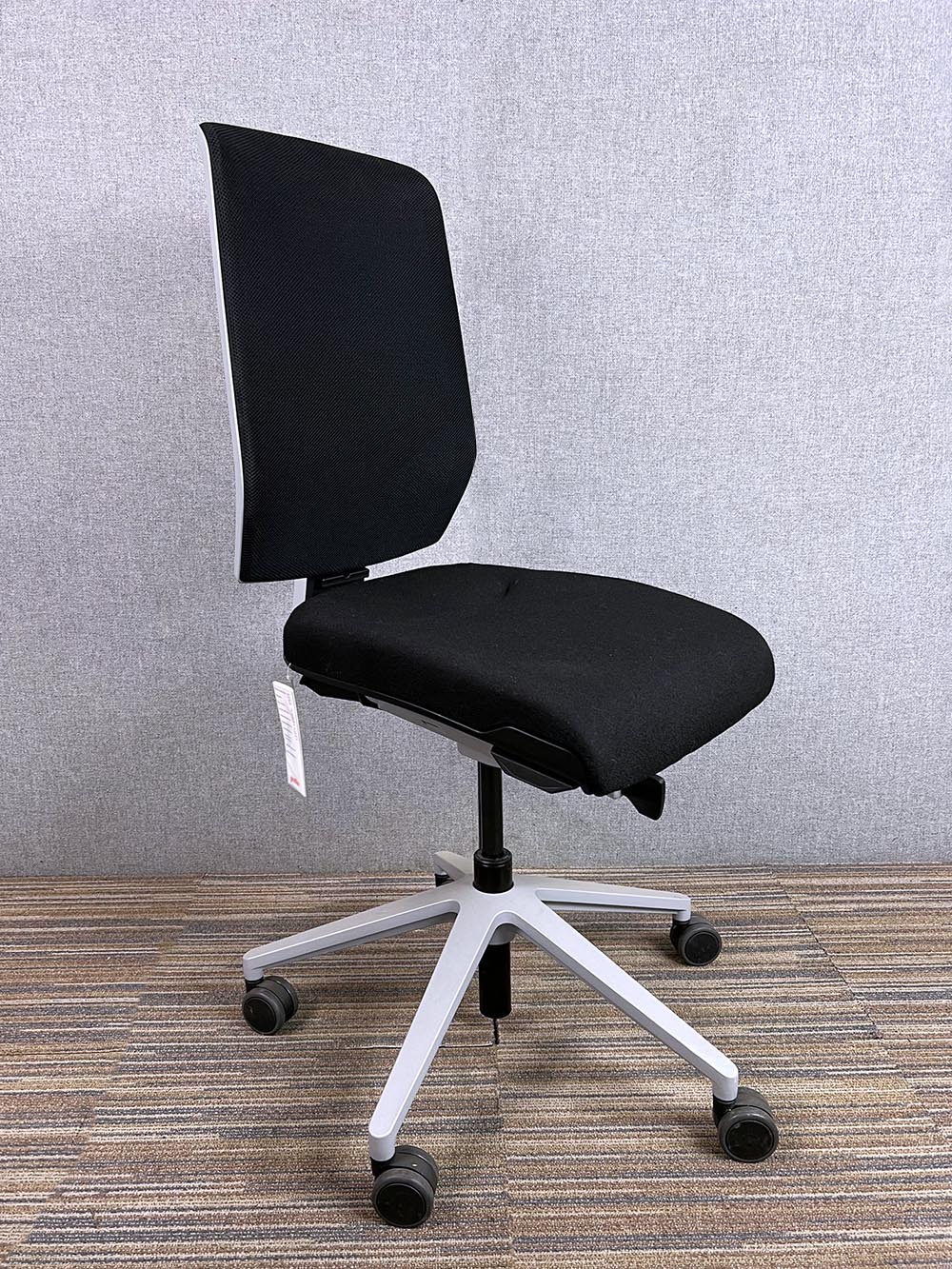 GIROFLEX G68 Chaise de bureau - tissu noir / aluminium base croisée – Image 3