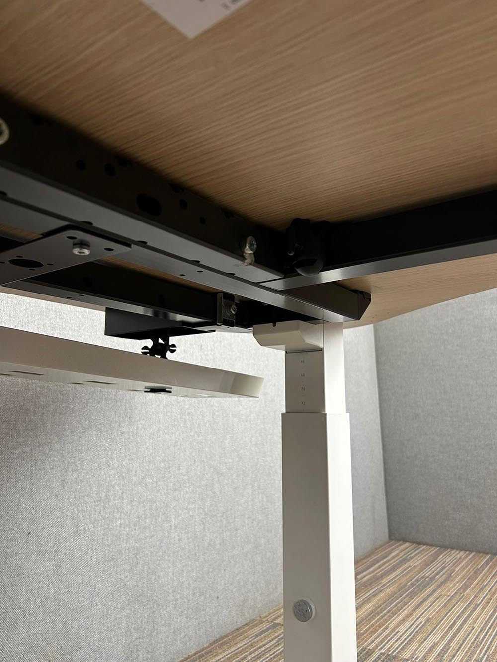 AHREND TMNL Doc Desk specially designed for doctors B140xD140xH60-90 - maple melamine / white metal three-leg - Image 3