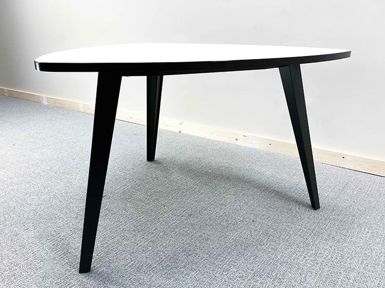 Conference Table B118xD118xH76 - white / black metal three-leg - Image 6