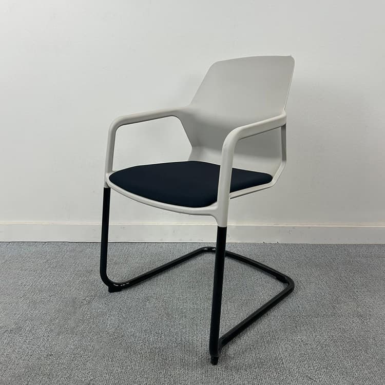 WILKHAHN Visitor Chair stackable - white / black plastic / black metal cantilever - Image 3