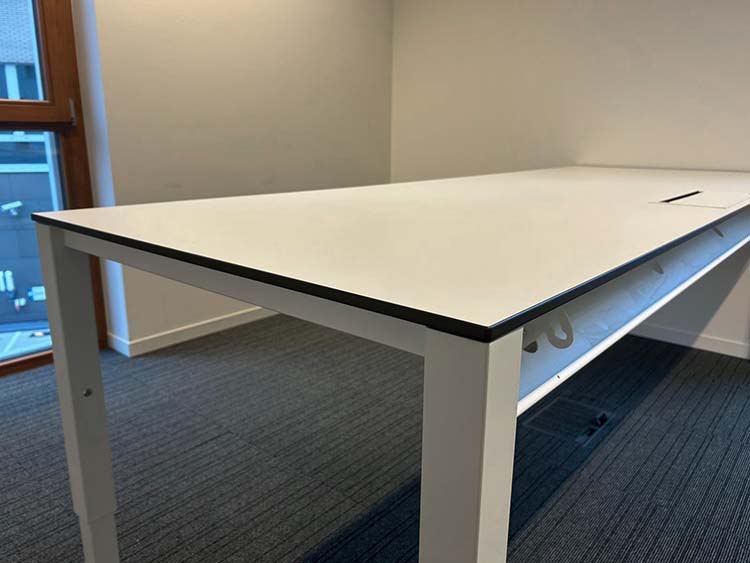 PAMI Bureau B240xD80xH62-84 - mélamine blanche / métal blanc quatre pieds – Image 3