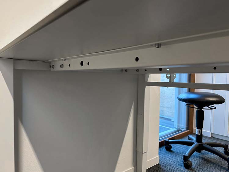 PAMI Bureau B240xD80xH62-84 - mélamine blanche / métal blanc quatre pieds – Image 6