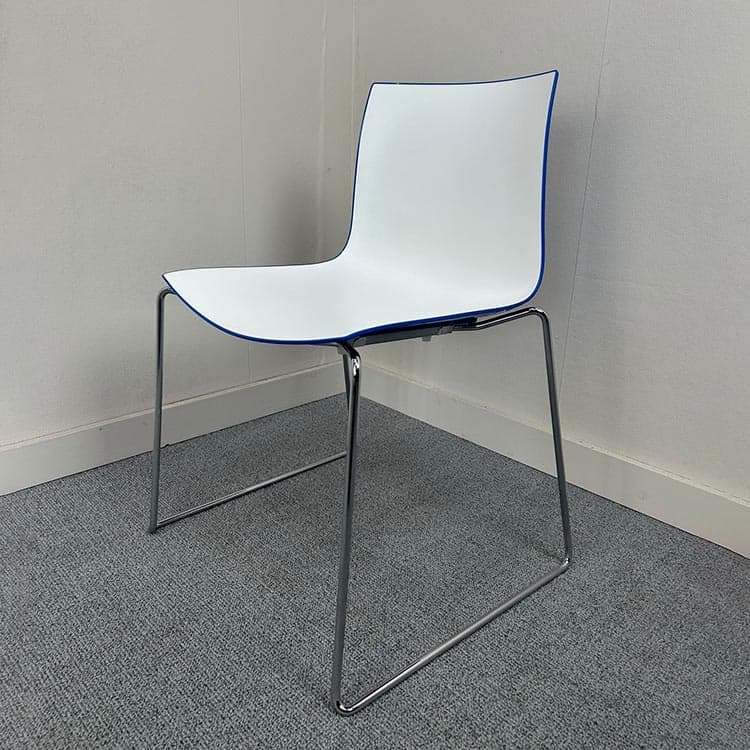 ARPER Kantinestoel stapelbaar - wit / blauw kunststof / chrome sledepoot - Afbeelding 2