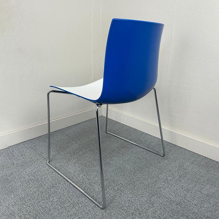 ARPER Kantinestoel stapelbaar - wit / blauw kunststof / chrome sledepoot - Afbeelding 4