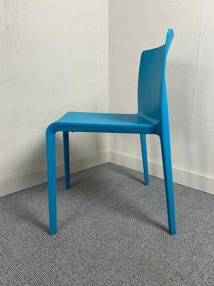 PEDRALI Volt Visitor Chair stackable - blue plastic / plastic four-leg - Image 3