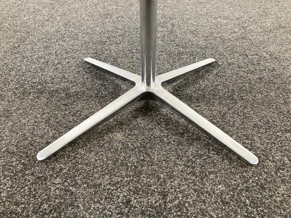 BENE Club Table Table de cantine Rond design Pearson Lloyd B80xD80xH74 - mélamine blanche / chrome base croisée – Image 6