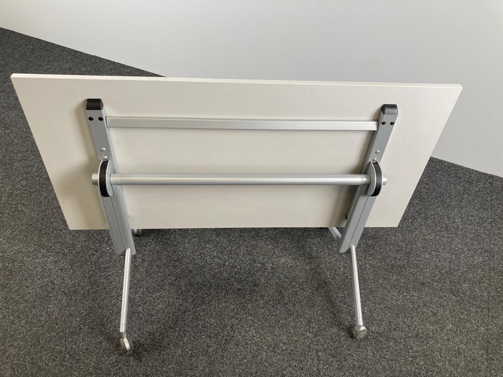 Table pliante B140xD70xH73 - mélamine blanche / métal gris pied en y – Image 4