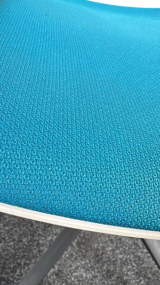 FOURDESIGN Auditoriumstoel - wit kunststof / appelblauwe stof / zwart metaal kruisvoet - Afbeelding 6