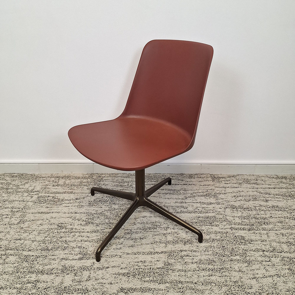 &TRADITION Rely Chair HW11 Meeting Chair design Hee Welling - bronze metal central base