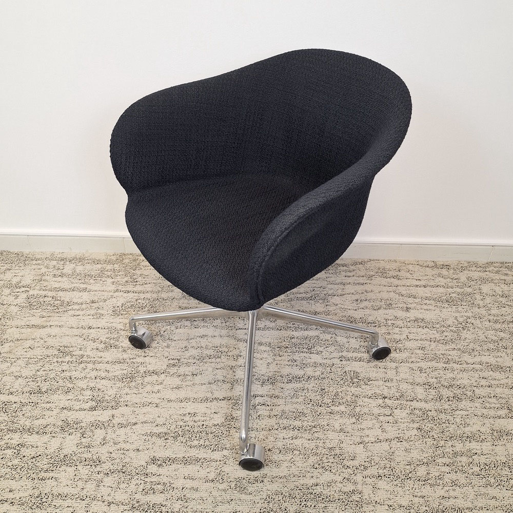 &TRADITION Elefy Chair JH37 Shell Chair design Jaime Hayon - black metal four-leg