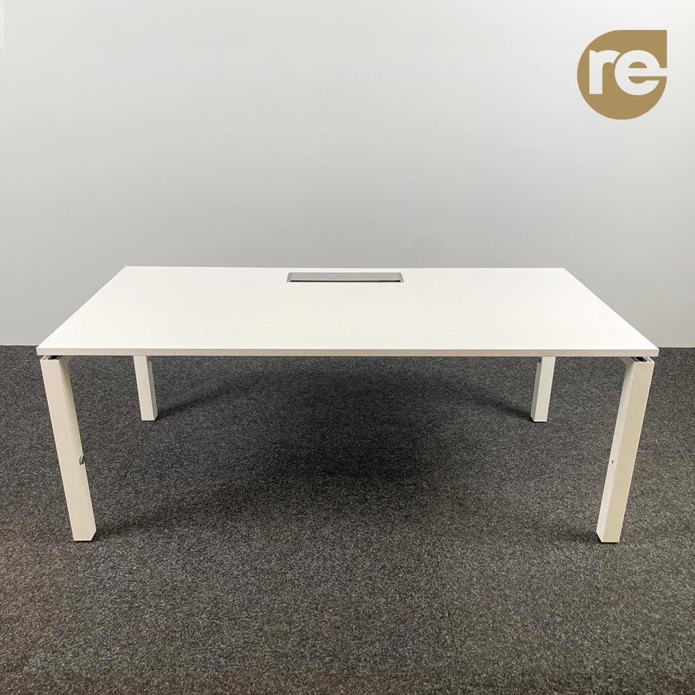 Bureau B160xD80xH62 - wit melamine / wit metaal vierpoot