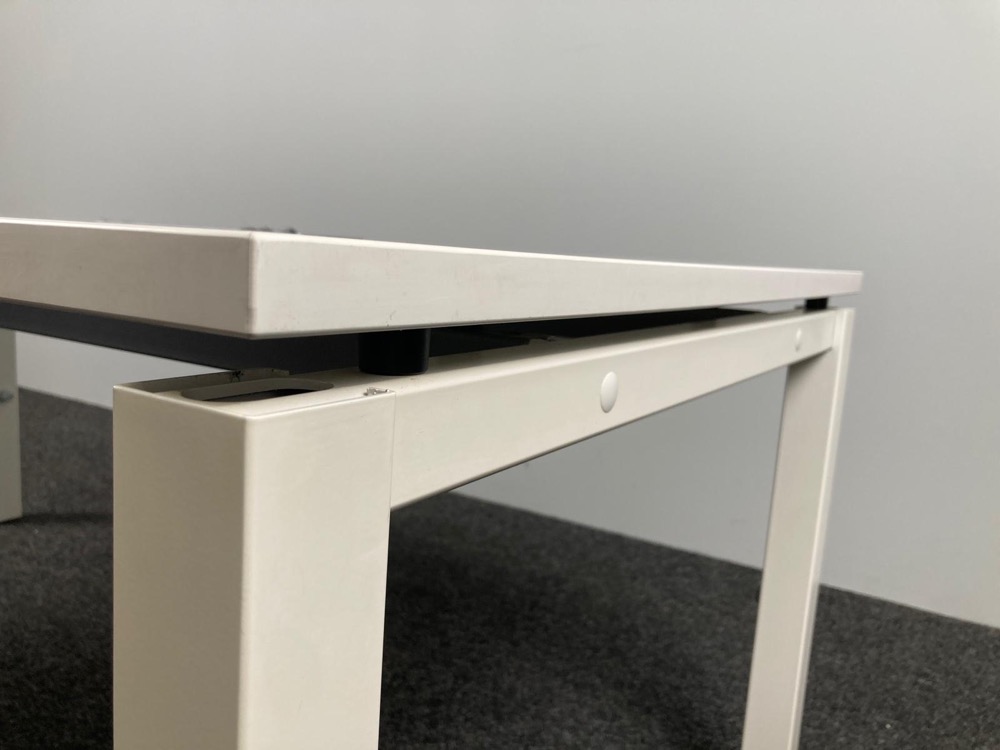 Bureau B160xD80xH62 - wit melamine / wit metaal vierpoot - Afbeelding 5