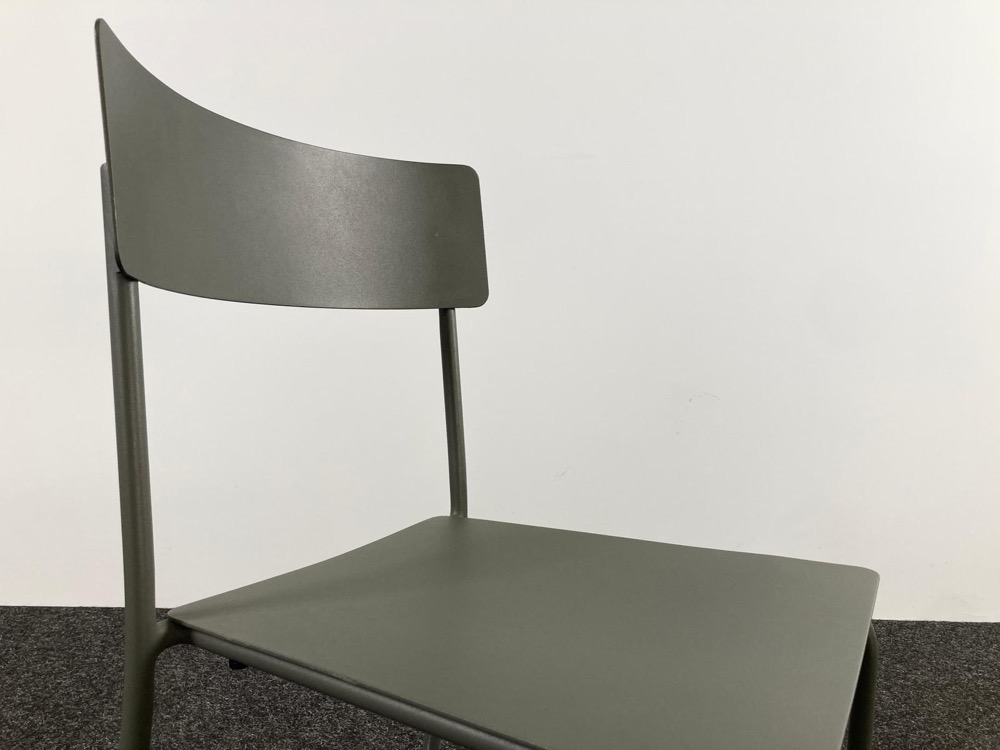 SERAX August Chaise de cantine design Vincent van Duysen - alu vert foncé / alu vert foncé quatre pieds – Image 12