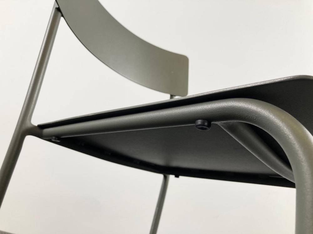 SERAX August Chaise de cantine design Vincent van Duysen - alu vert foncé / alu vert foncé quatre pieds – Image 16