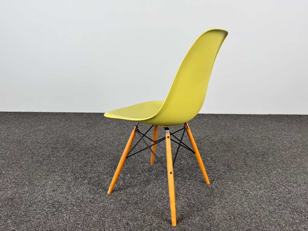 VITRA Plastic chair DSW Canteen Chair design Charles and Ray Eames - appel green kunststof / light brown wood four-leg - Image 4