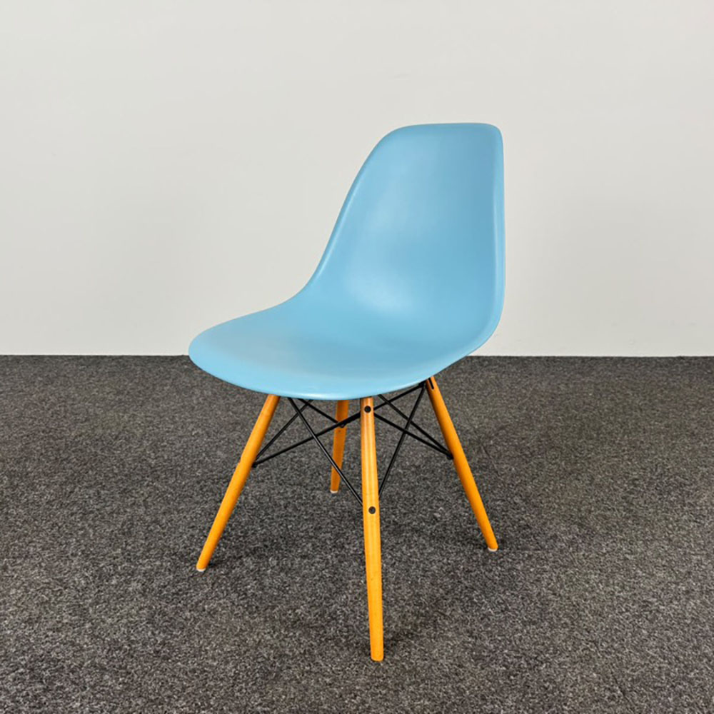 VITRA Plastic chair DSW Kantinestoel design Charles and Ray Eames - blauw kunststof / lichtbruin hout vierpoot - Afbeelding 2