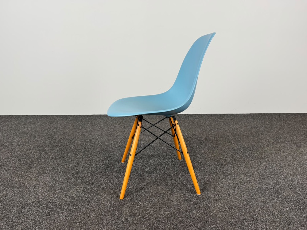 VITRA Plastic chair DSW Kantinestoel design Charles and Ray Eames - blauw kunststof / lichtbruin hout vierpoot - Afbeelding 3