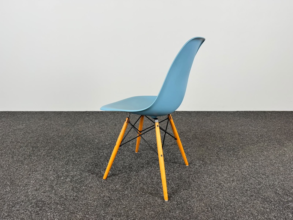 VITRA Plastic chair DSW Kantinestoel design Charles and Ray Eames - blauw kunststof / lichtbruin hout vierpoot - Afbeelding 4
