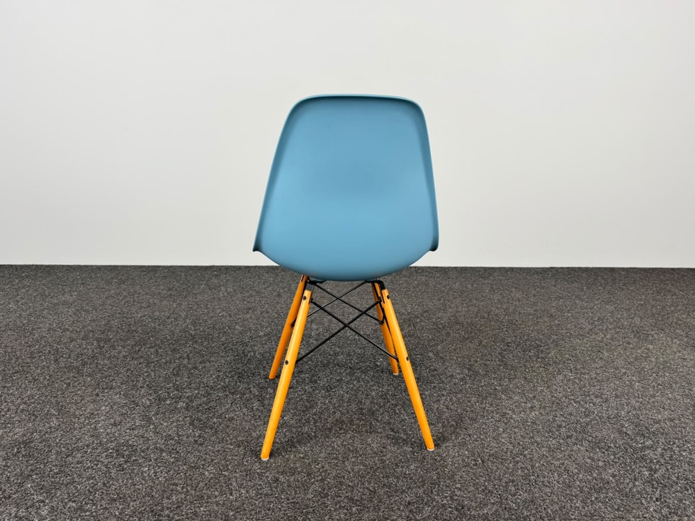 VITRA Plastic chair DSW Kantinestoel design Charles and Ray Eames - blauw kunststof / lichtbruin hout vierpoot - Afbeelding 5