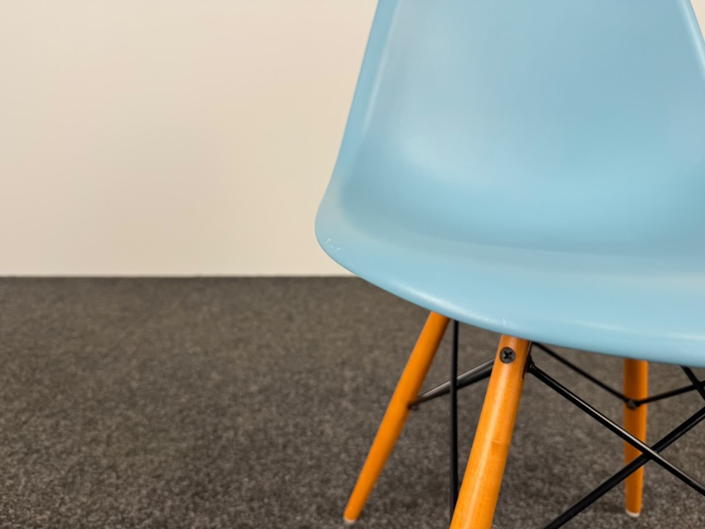 VITRA Plastic chair DSW Kantinestoel design Charles and Ray Eames - blauw kunststof / lichtbruin hout vierpoot - Afbeelding 6