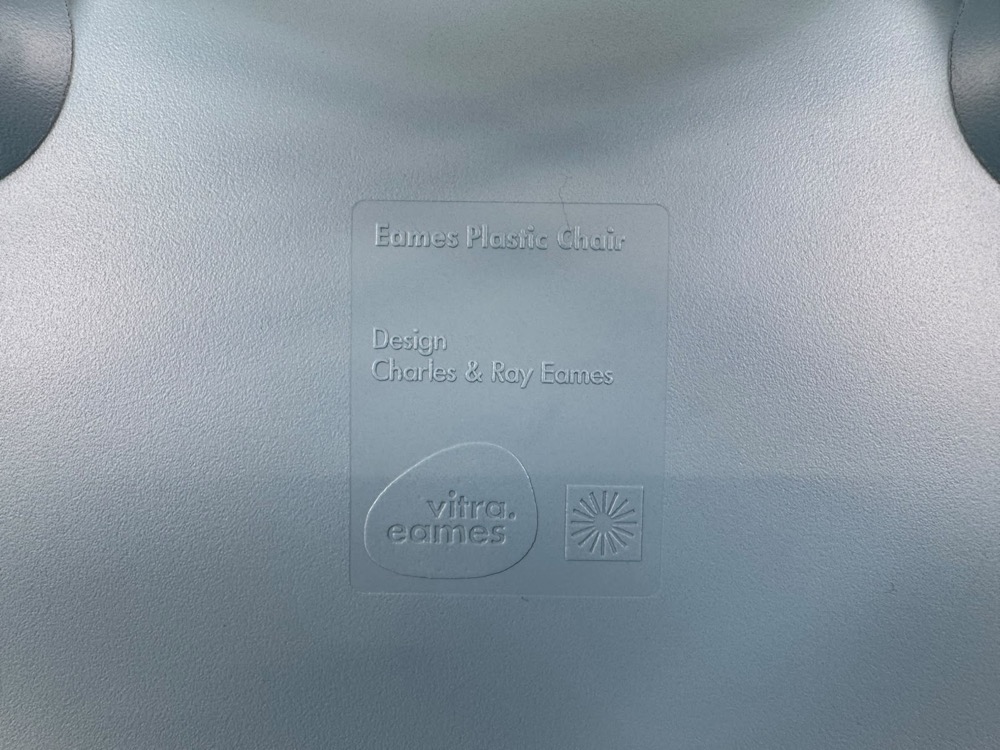 VITRA Plastic chair DSW Kantinestoel design Charles and Ray Eames - blauw kunststof / lichtbruin hout vierpoot - Afbeelding 7