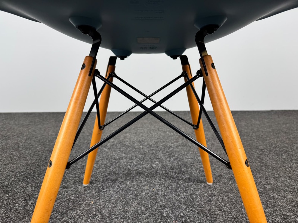VITRA Plastic chair DSW Kantinestoel design Charles and Ray Eames - blauw kunststof / lichtbruin hout vierpoot - Afbeelding 8