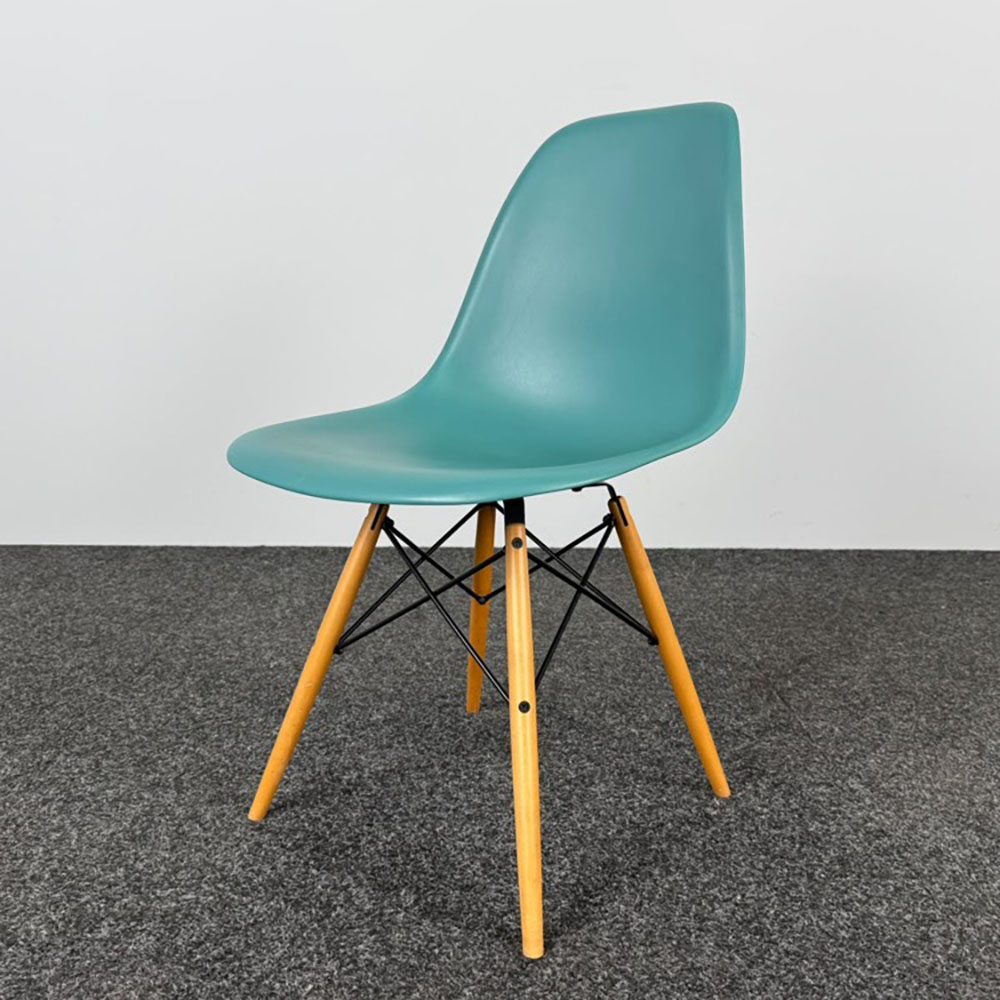 VITRA Plastic chair DSW Kantinestoel design Charles and Ray Eames - blauwgroen kunststof / lichtbruin hout vierpoot - Afbeelding 2