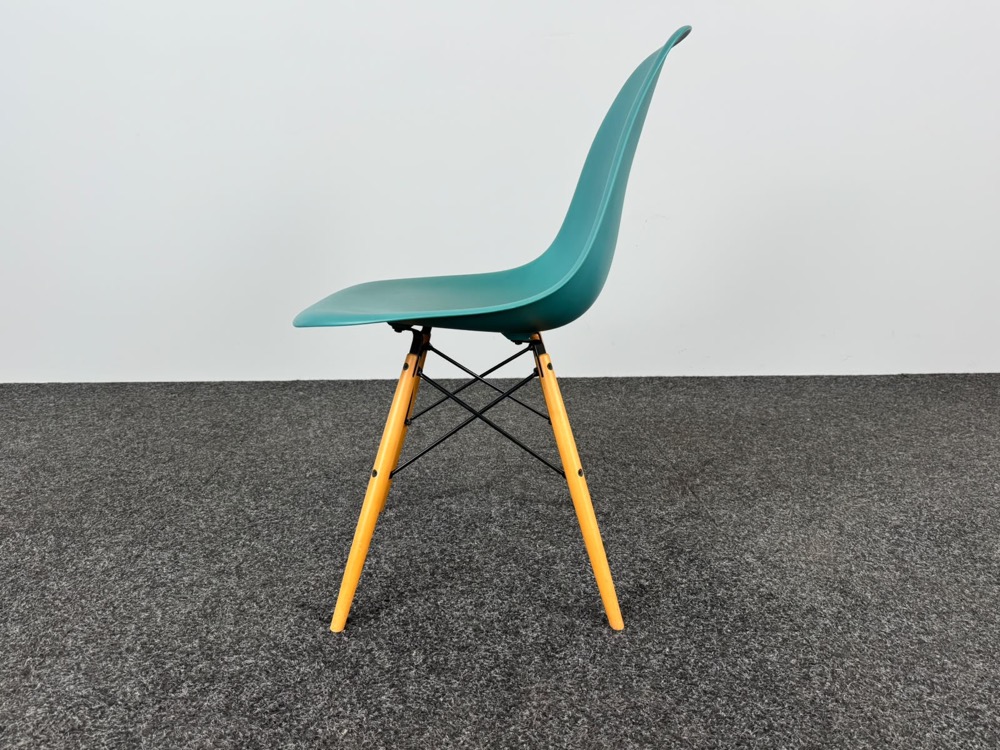 VITRA Plastic chair DSW Kantinestoel design Charles and Ray Eames - blauwgroen kunststof / lichtbruin hout vierpoot - Afbeelding 3