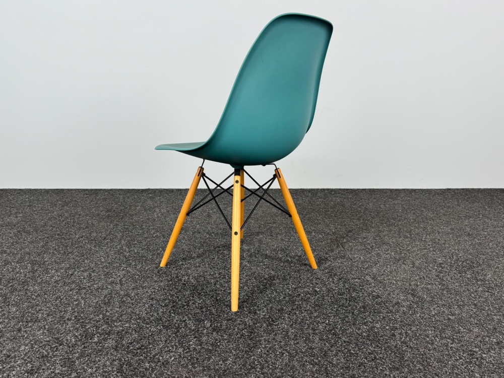 VITRA Plastic chair DSW Kantinestoel design Charles and Ray Eames - blauwgroen kunststof / lichtbruin hout vierpoot - Afbeelding 4
