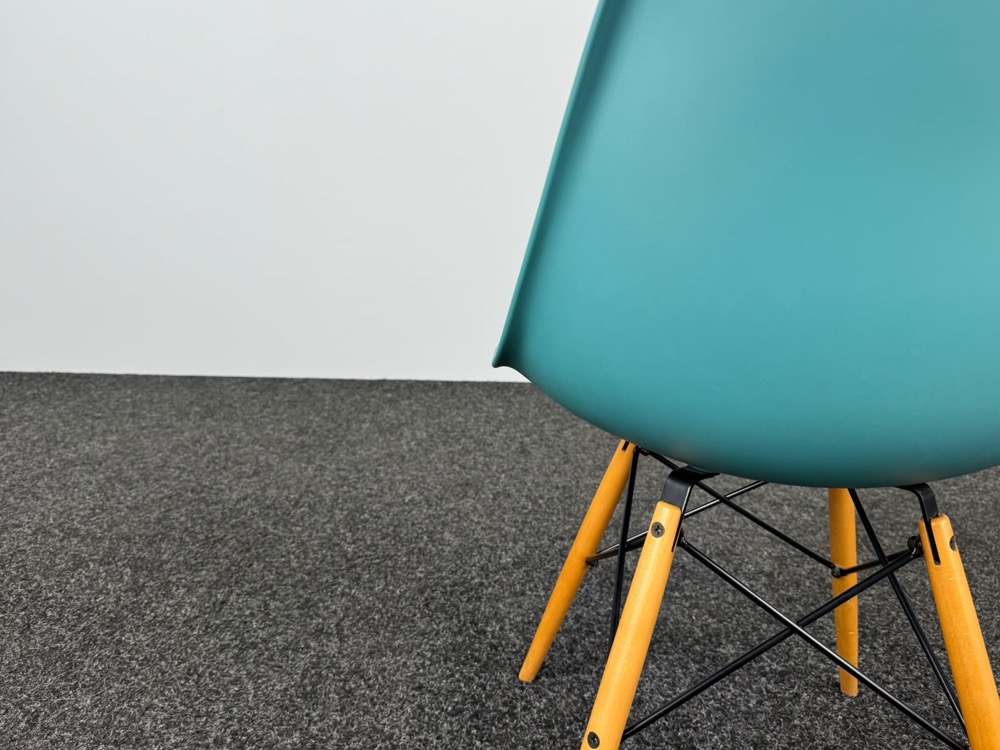 VITRA Plastic chair DSW Kantinestoel design Charles and Ray Eames - blauwgroen kunststof / lichtbruin hout vierpoot - Afbeelding 5