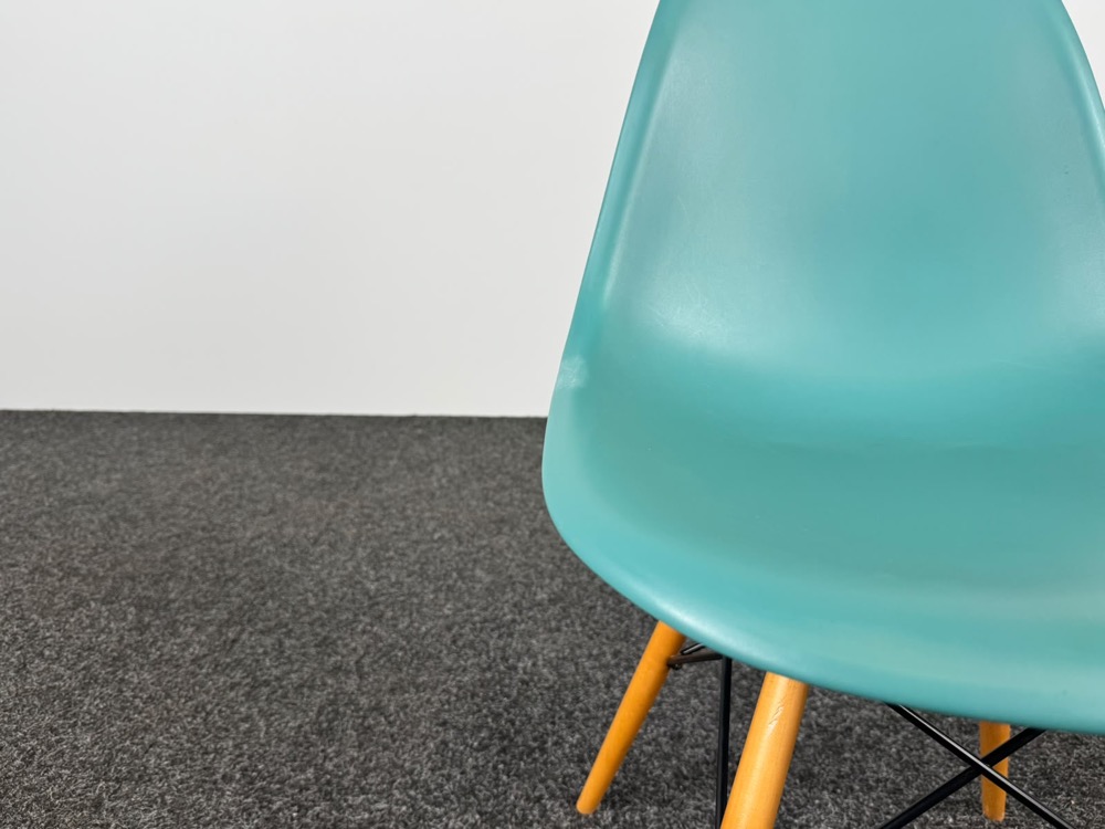 VITRA Plastic chair DSW Kantinestoel design Charles and Ray Eames - blauwgroen kunststof / lichtbruin hout vierpoot - Afbeelding 6